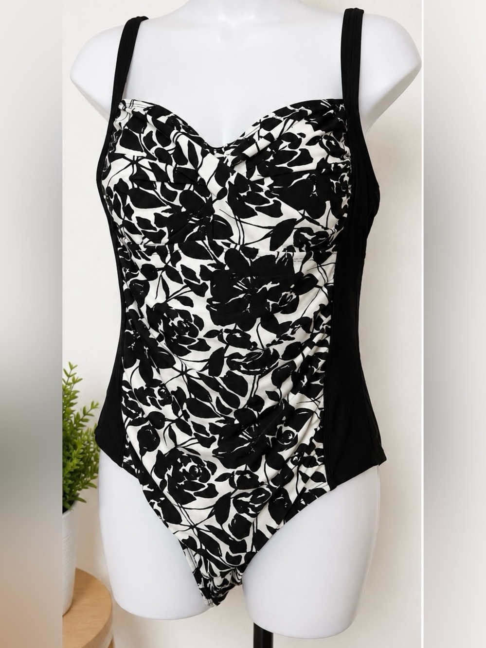Ava & Viv Black & White Floral One-Piece Swimsuit Tummy Control Plus 14W
